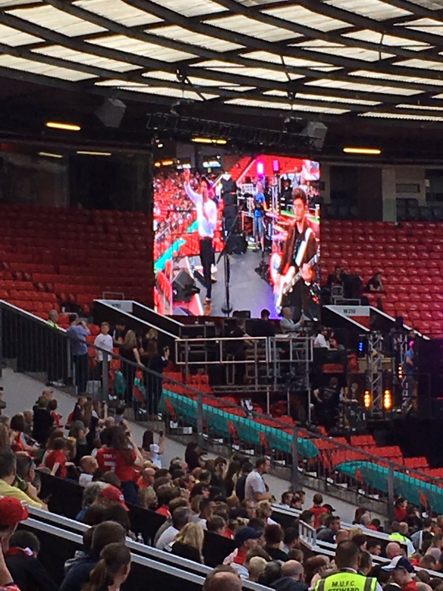 simonz737's tweet photo. Thanks for having us @ManUtd #LegendsAreBack @TheVampsband @TheVampsCon https://t.co/exluRCPrzh