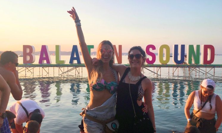 BalatonsoundNED's tweet photo. Zit je weer in de studiebanken? Droom dan even weg bij dit fijne #Sound2017 verslag van @goodfoodlovekel: https://t.co/puUOp87Zz0 https://t.co/Bsnv6Jntt0