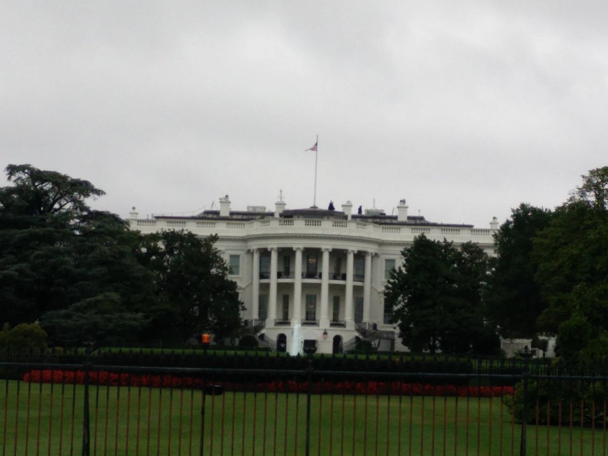 White house... Smaller than I expected. Perfect for someone with small hand ;-)