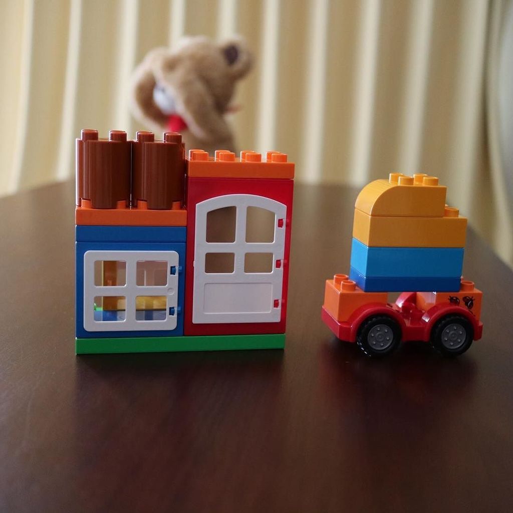 maraissalant's tweet photo. 昨日の作品。家の方は少しアシストがありましたが、クルマは独力で作りました。
#LEGO #dupro #LEGOdupro #レゴ #デュプロ #レゴデュプロ #1歳8ヵ月 #合作 #canon #EOS_M3 #EF_M_22mm https://t.co/Jg9P9ZqI1E