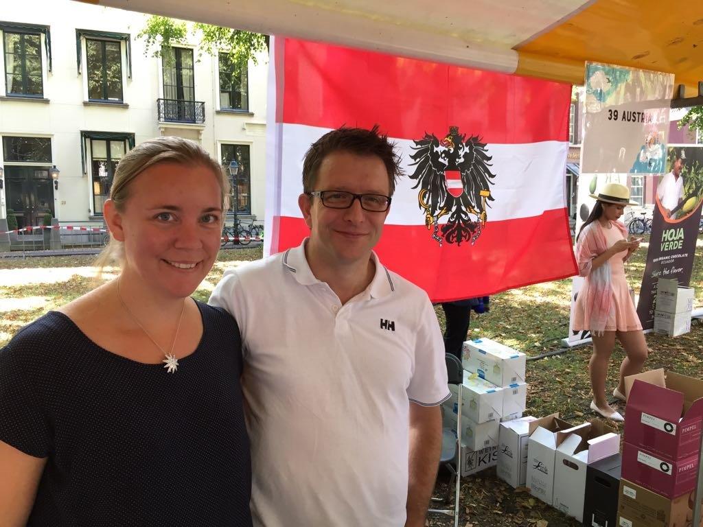 AustriainNL's tweet photo. Starke AT-Beteiligung beim multikulturellem @EmbassyFestival : Cellistin Katharina Gross und Klapotetz https://t.co/Qttr3gwoWN