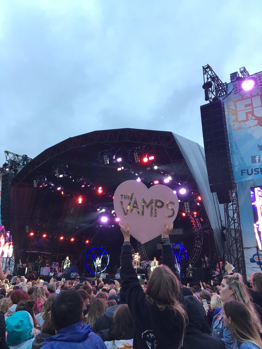 simonz737's tweet photo. Vamps dads enjoying @fusionfest @TheVampsband @dereksgolfpro https://t.co/UZAOHtVcsZ