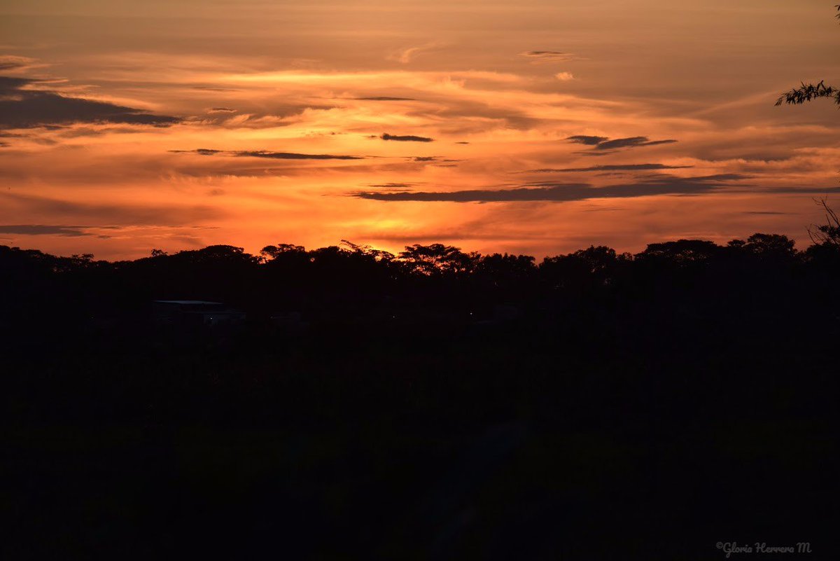 gloriaedithhm's tweet photo. Amanecer en Villavicencio días previos visita @Pontifex_es @turismo_meta @VillavoTurismo @ArquidiocesisBq @CaracolTV @lafm @WilmarBarbosa https://t.co/tHH5E8EZ4X