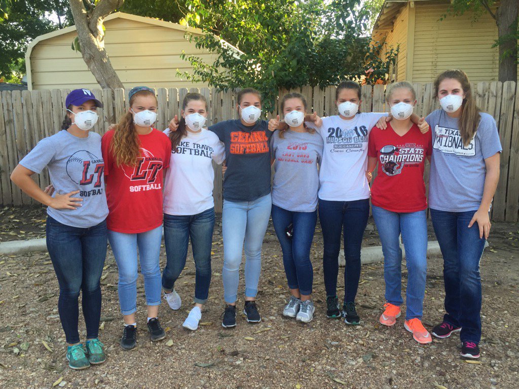 3DayMom's tweet photo. @gbutler74 @BradLancasterLT @CoachHankCarter -- @LTCavSoftball In LaGrange to help w/ flood recovery. #CavsRepresent https://t.co/KnOrJuHWyq