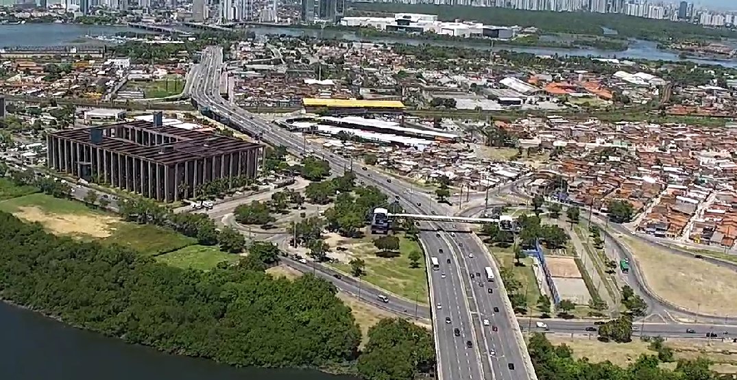 Ponte José de Barros Lima segue fluindo s/ retenções, em ambos os sentidos, às 11h05, na altura do Fórum. #transitoRecife