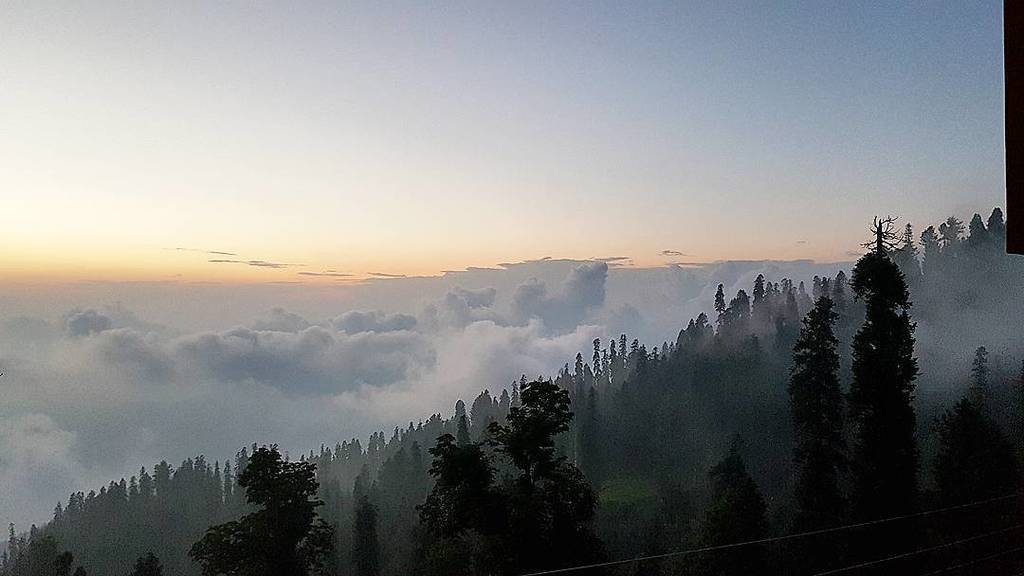 TuahaJalil's tweet photo. Watching sunset above the clouds.

#ScenesKuchAiseHain #UpOnTheHills https://t.co/rXc1kYtTPF https://t.co/BC6HXc8VYt