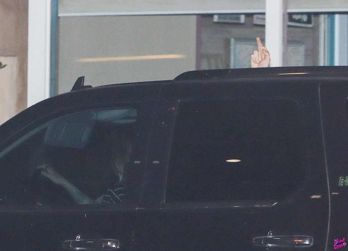 purfectqueen's tweet photo. 🖕@LiamHemsworth @MileyCyrus https://t.co/zihQVfPlV1