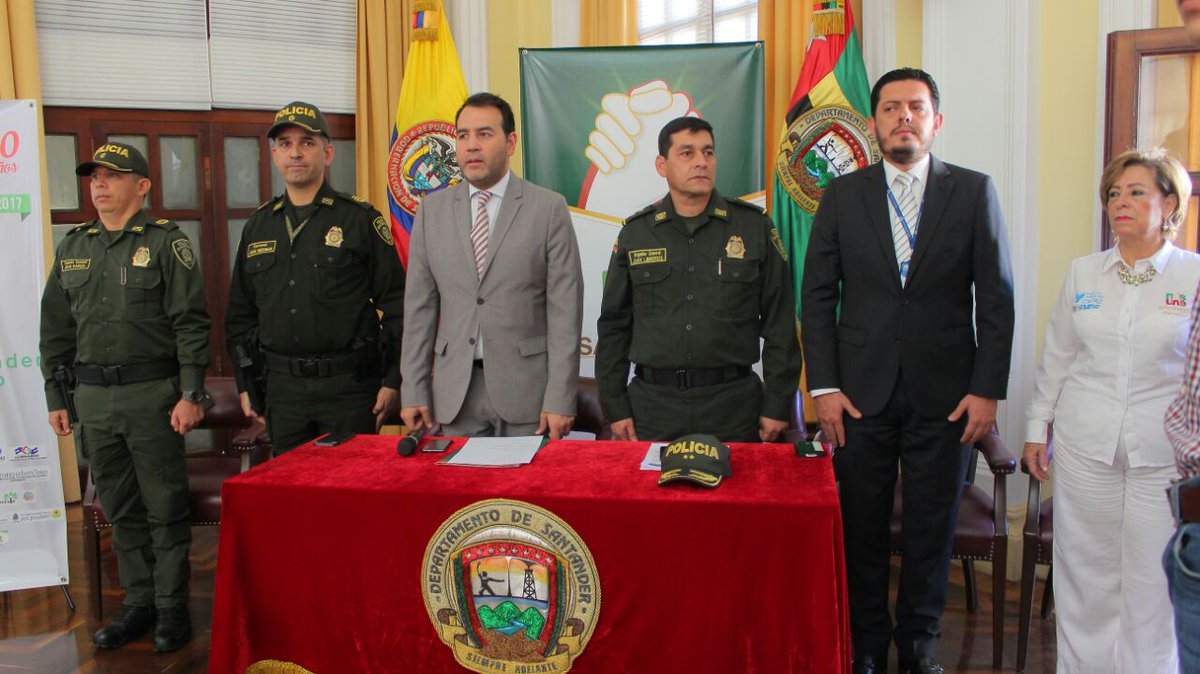GobdeSantander's tweet photo. @manuelsorzano @PoliciaBmanga @PoliciaStander @diegobarajasdi1 @MinInterior @EquipoPazGob @ComisionadoPaz Participan: Sec. Despacho, @PoliciaStander, @PoliciaBmanga, Defensor Regional @diegobarajasdi1 y Comité Organizador de la Semana por la Paz. https://t.co/3GBiYZCyhs