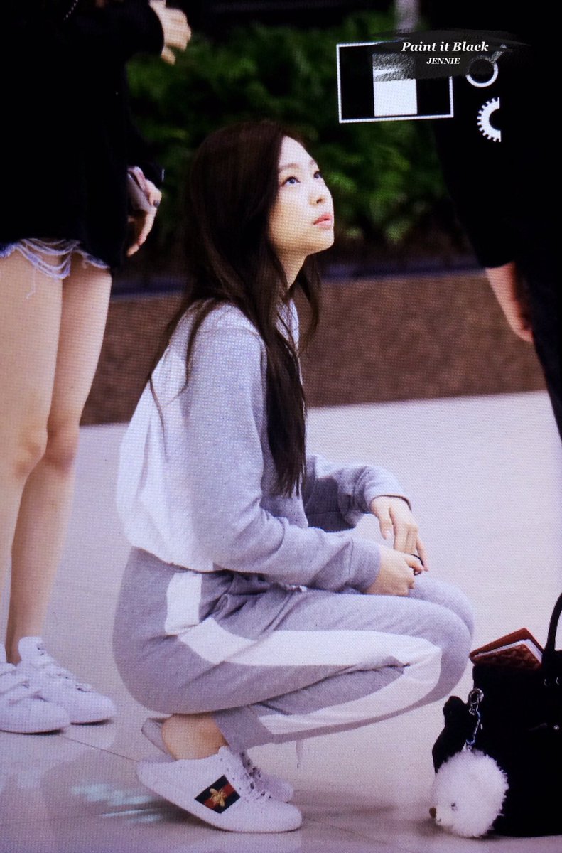 ট ইট র 나기사 ジェニのカバンについてるのってホイップ ディズニーのキャラクター そしてジスはなんで白い恋人 笑 笑 白い恋人って北海道のお土産やないん 東京なら買えちゃう感じ 笑 また日本きてね Blackpink Jennie Jisoo