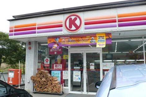 コンビニの前に薪が山積みｗｗｗノルウェーと仙台ではコンビニで薪が買えるらしいｗｗｗｗ