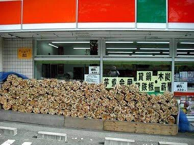 コンビニの前に薪が山積みｗｗｗノルウェーと仙台ではコンビニで薪が買えるらしいｗｗｗｗ