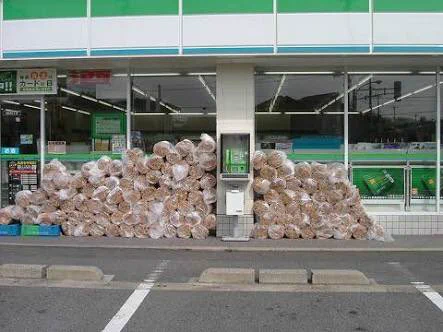 コンビニの前に薪が山積みｗｗｗノルウェーと仙台ではコンビニで薪が買えるらしいｗｗｗｗ