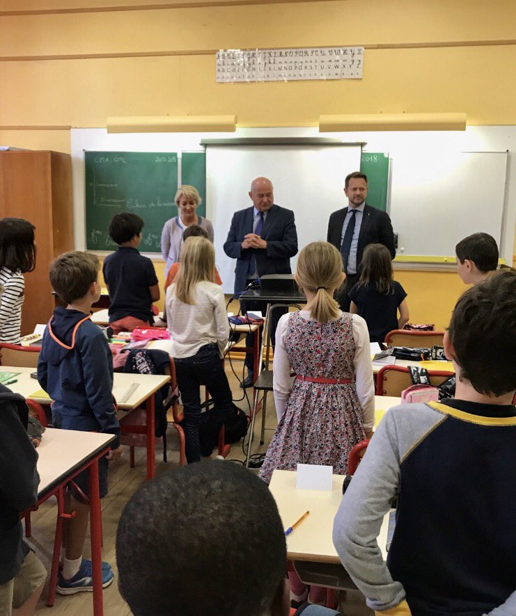 Tebaldijerome's tweet photo. Rentrée des classes #Tours avec le maire Serge #Babary https://t.co/RskqraP0kx