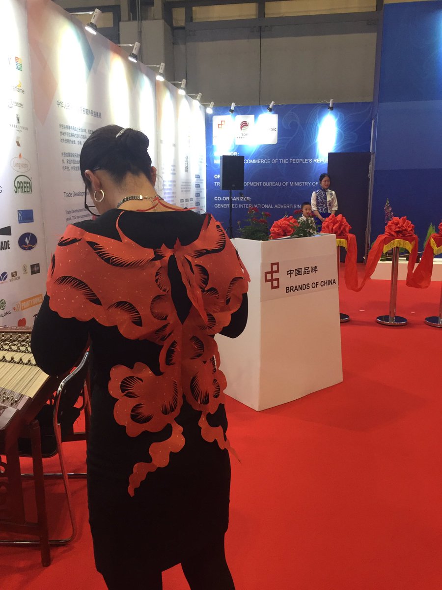 BrandsofChina's tweet image. Paper cutting shows at Brands of China Opening Ceremony