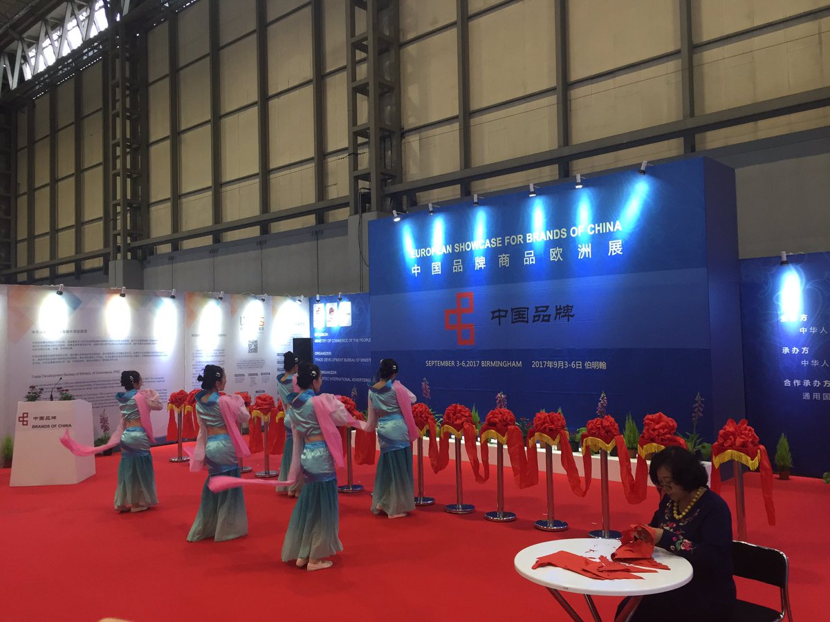 BrandsofChina's tweet image. Paper cutting shows at Brands of China Opening Ceremony