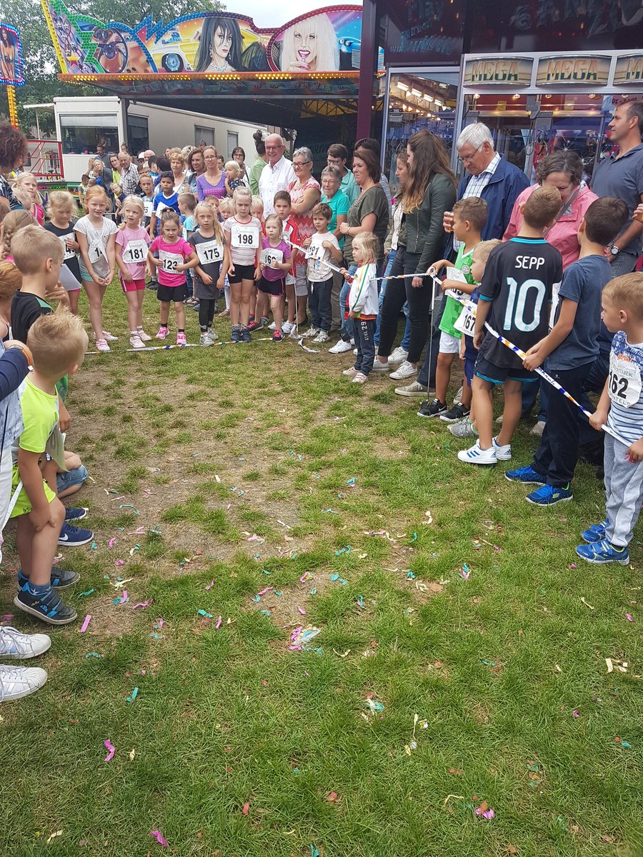 boerklaasen's tweet photo. #stratenloop #Wintelre. Toppers in spé! Lian 1e en Anne 2e https://t.co/veC5RvnxK5