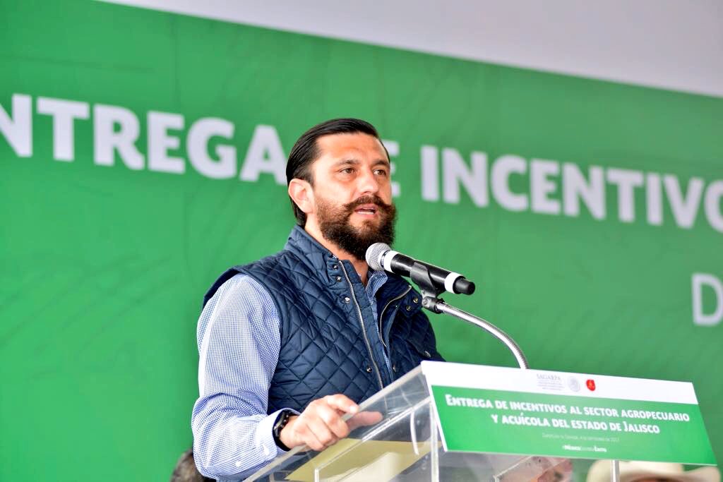 JorgeNarvaezN's tweet photo. Encabeza el Secretario @ppcalzada y el Gob. @AristotelesSD la Entrega de Incentivos para el Sector Agropecuario de #Jalisco @SAGARPA_mx https://t.co/ZXCIkyFu0g