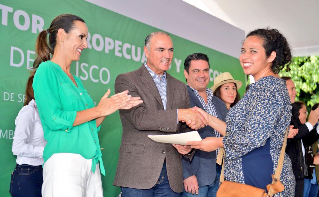 JorgeNarvaezN's tweet photo. Encabeza el Secretario @ppcalzada y el Gob. @AristotelesSD la Entrega de Incentivos para el Sector Agropecuario de #Jalisco @SAGARPA_mx https://t.co/ZXCIkyFu0g