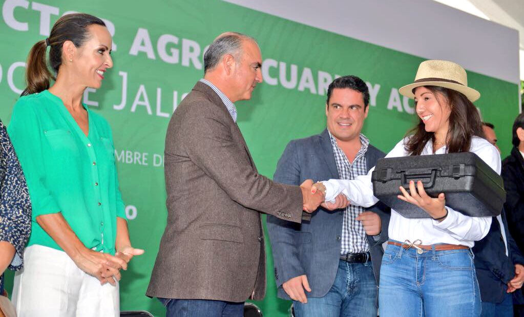 JorgeNarvaezN's tweet photo. Encabeza el Secretario @ppcalzada y el Gob. @AristotelesSD la Entrega de Incentivos para el Sector Agropecuario de #Jalisco @SAGARPA_mx https://t.co/ZXCIkyFu0g