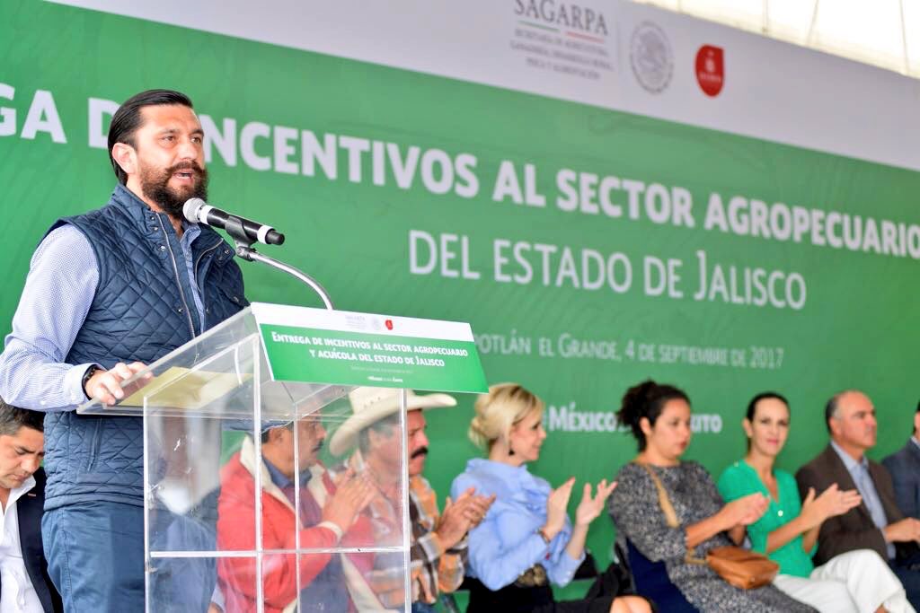 JorgeNarvaezN's tweet photo. Encabeza el Secretario @ppcalzada y el Gob. @AristotelesSD la Entrega de Incentivos para el Sector Agropecuario de #Jalisco @SAGARPA_mx https://t.co/ZXCIkyFu0g