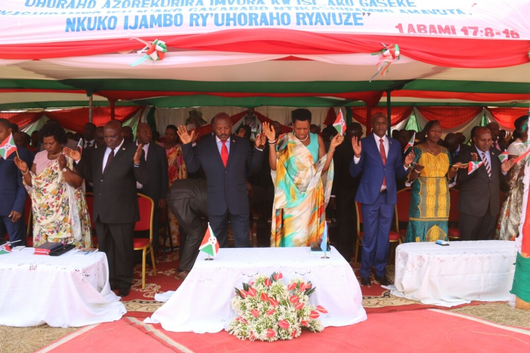 DeniseBucumi's tweet photo. #Burundi : Turashimiye abantu mwese mwaje kudushigikira mu masengesho yo gushima Imana yabereye  @KarusiProvince . Imana ibahezagire cane. https://t.co/JvbhPuJQES