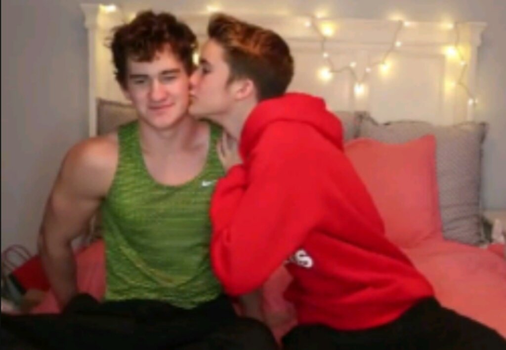 jjana___'s tweet photo. @breanna_holt @TheQMcConathy Youre copying them with the lights &amp; all bc you are secretly jealous of their relationship &amp; wnt to have a relationship like they do.BUSTED! https://t.co/hLlG3sLO3a
