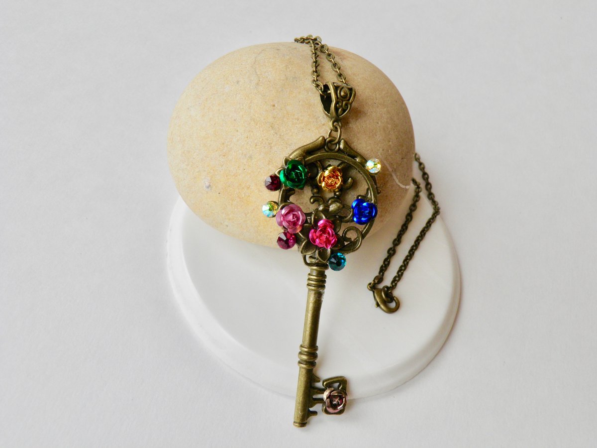 KeyofmyHope's tweet photo. Steampunk #EtsyHunter  #girls #bestoftheday #gohic #metalic #victorian #machine #retro #subculture #moderntech https://t.co/FksykBgCar https://t.co/GzadumgwrD
