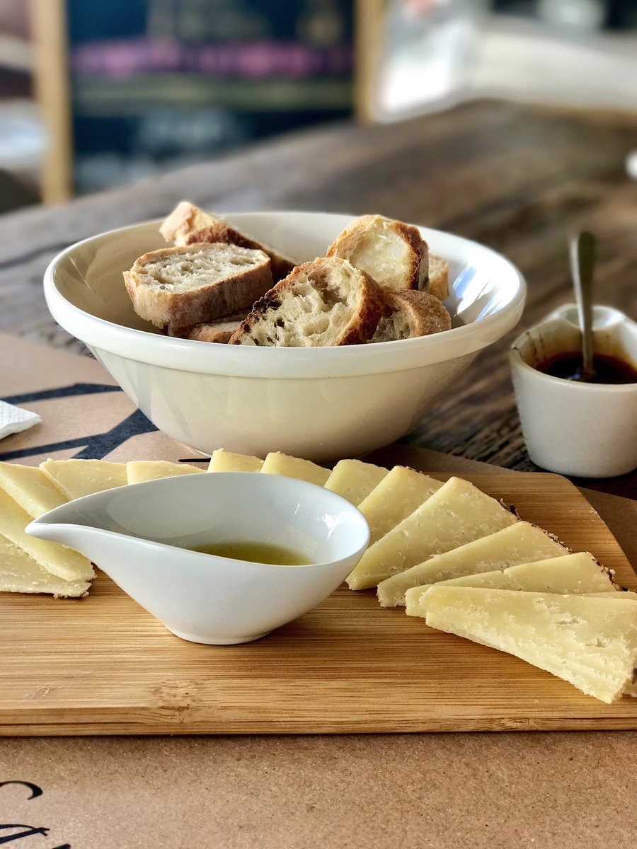 AleMondras's tweet photo. Queso oveja, casa de piedra artesanal, chistorra a la sidra, alcachofas, huevos rotos c/ibérico y pastel chocolate #SantaUxia @gancedojavier https://t.co/PwSwQhq9qL