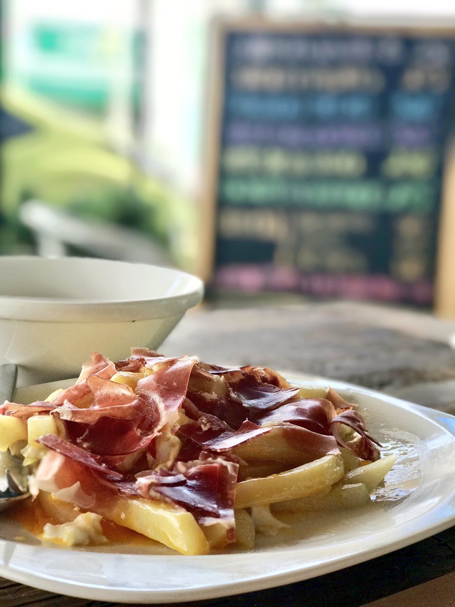 AleMondras's tweet photo. Queso oveja, casa de piedra artesanal, chistorra a la sidra, alcachofas, huevos rotos c/ibérico y pastel chocolate #SantaUxia @gancedojavier https://t.co/PwSwQhq9qL