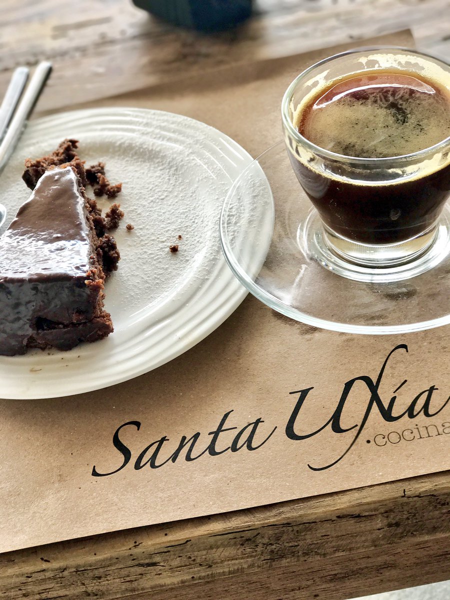 AleMondras's tweet photo. Queso oveja, casa de piedra artesanal, chistorra a la sidra, alcachofas, huevos rotos c/ibérico y pastel chocolate #SantaUxia @gancedojavier https://t.co/PwSwQhq9qL