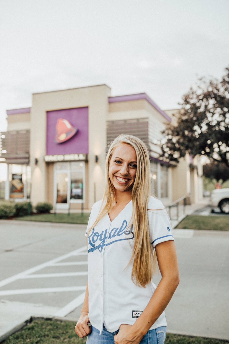 sydneydaniels20's tweet photo. This is for everyone that thought I was kidding when I said I was doing my senior pictures at Taco Bell #livemas  @tacobell https://t.co/Mq1VbxeIjJ