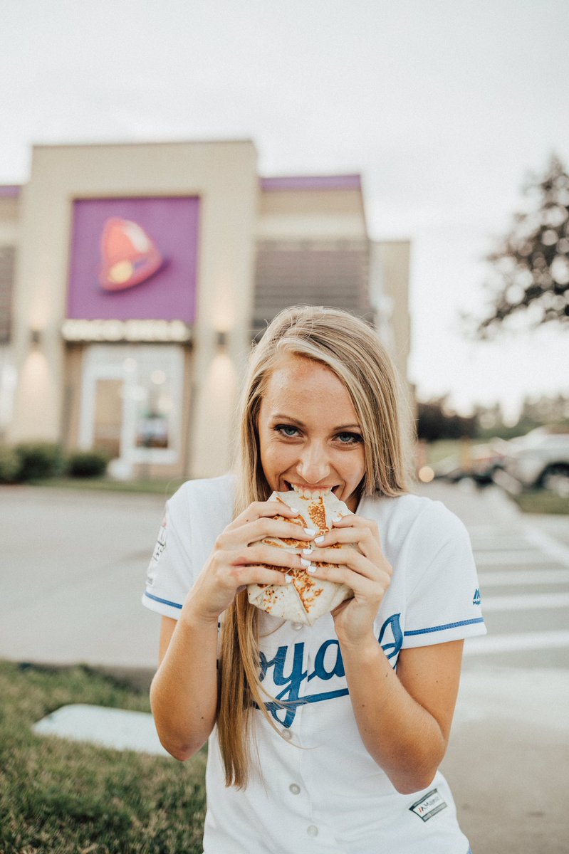 sydneydaniels20's tweet photo. This is for everyone that thought I was kidding when I said I was doing my senior pictures at Taco Bell #livemas  @tacobell https://t.co/Mq1VbxeIjJ