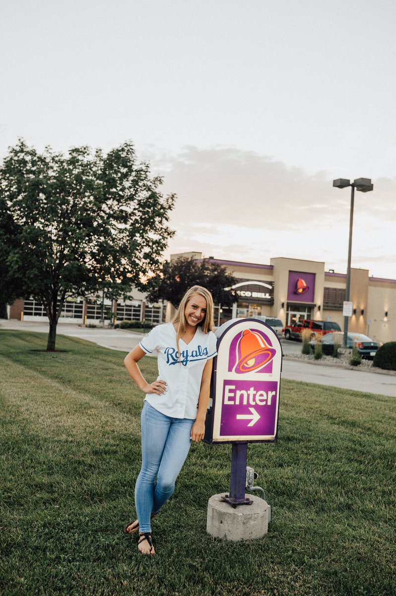 sydneydaniels20's tweet photo. This is for everyone that thought I was kidding when I said I was doing my senior pictures at Taco Bell #livemas  @tacobell https://t.co/Mq1VbxeIjJ