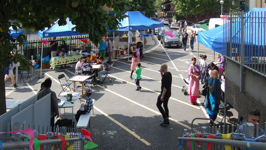 #enjoying the #square <a href="/wellclosesquare/">Wellclose Sq. Market</a> 2017