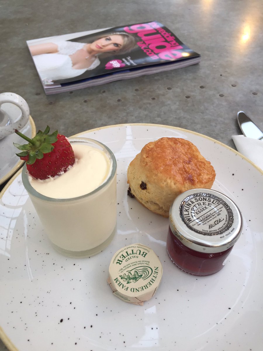 ScottCarneyWedd's tweet photo. Great to meet @weddingguideliz as well as so many other great suppliers tonight. Not bad scones either @WynyardHall 👌#weddingnetwork https://t.co/XFs9QJYRSz