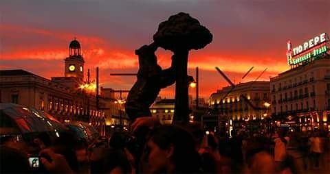 FLIXFOTO's tweet photo. Atardecer en la Puerta del Sol https://t.co/Sw0eOXtAqC