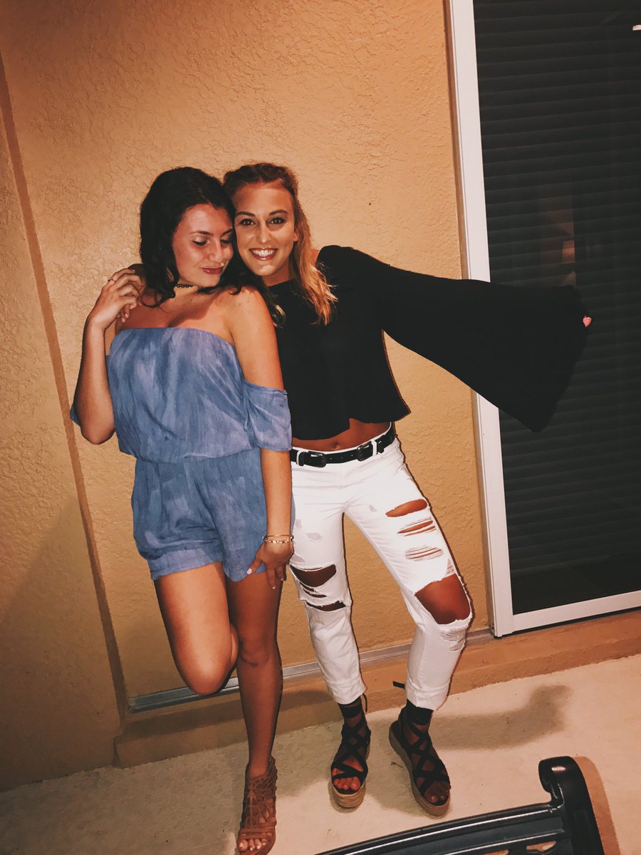 KSUPhiMu's tweet photo. I met my best friend in my SRC group! She went DZ and I went Phi Mu💚💗 #PanhellenicLove #WhyGoGreek https://t.co/5TeM944Oqg