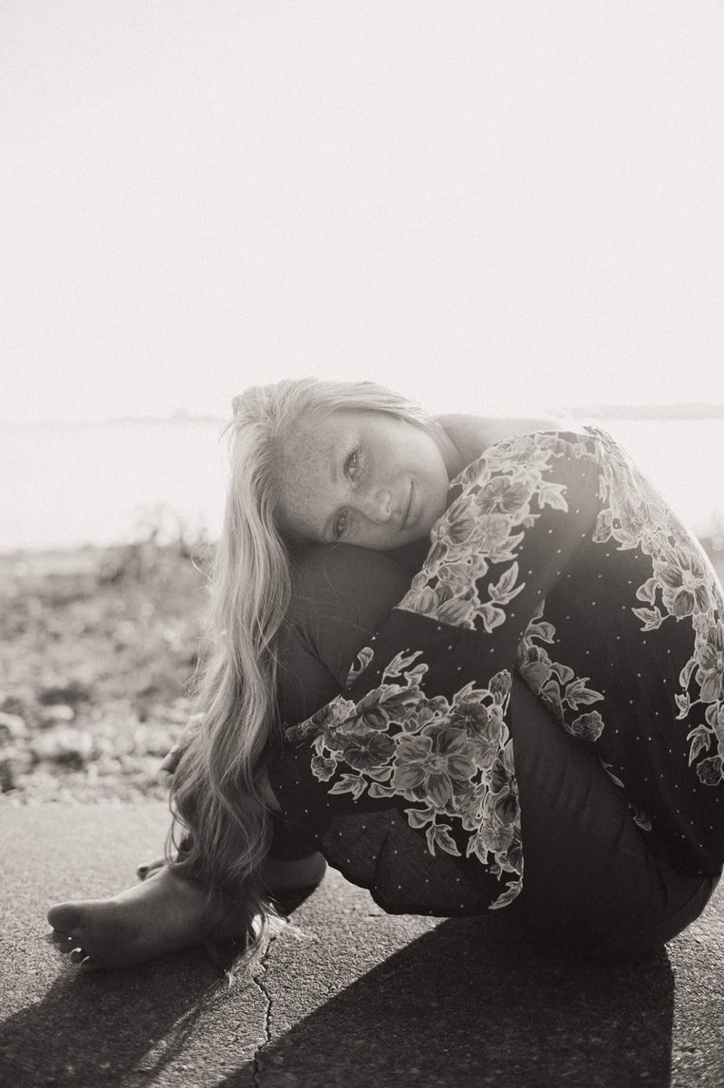 madddyspahn's tweet photo. senior year🌻 https://t.co/BFwmCXCg1g