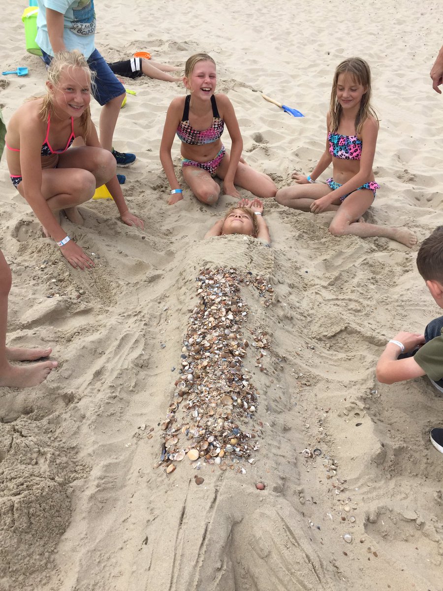 De_Keerkring's tweet photo. Kamp groep 7/8, dag 1. Strand, spelletjes en heel veel plezier! https://t.co/mWPj3fdib9