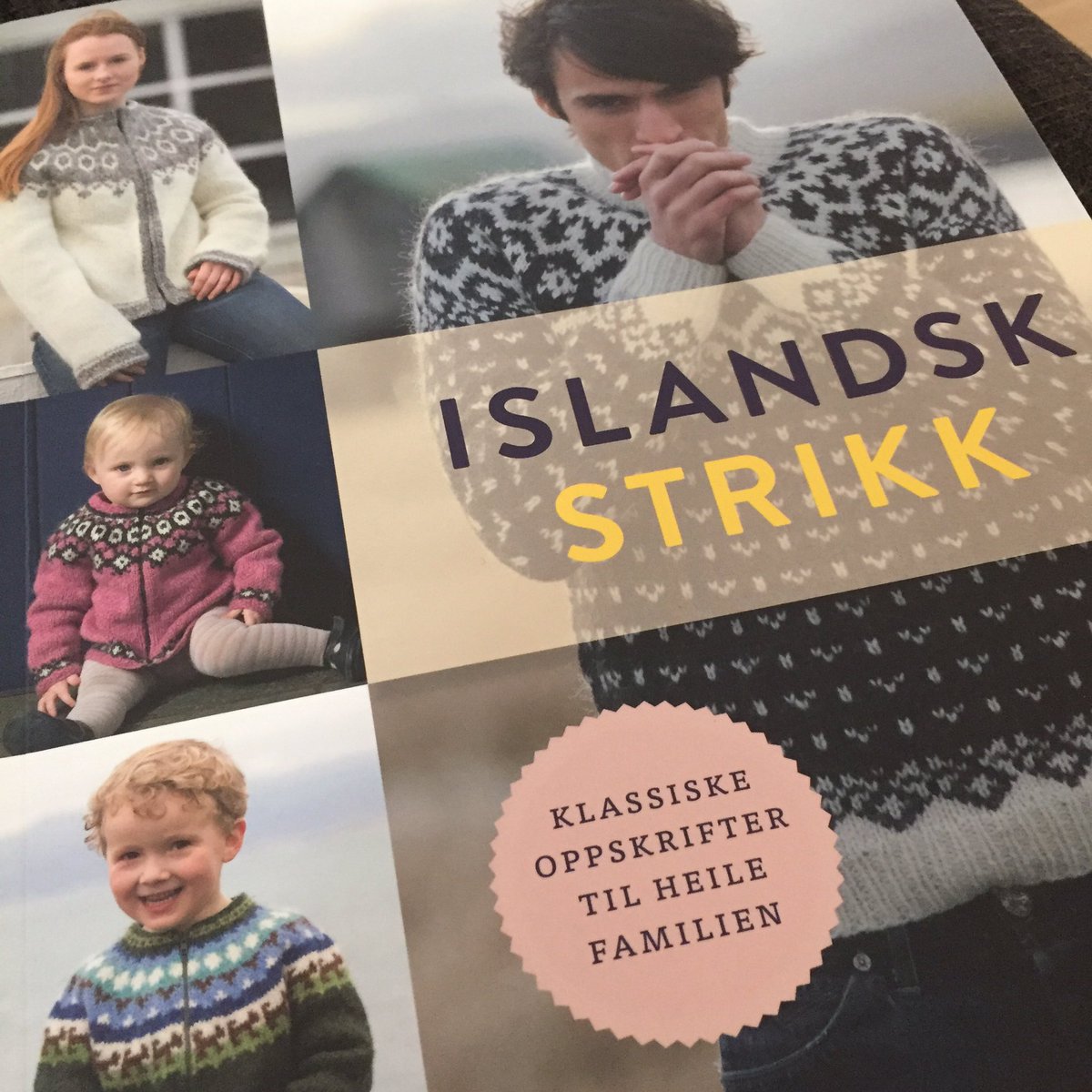36meling's tweet photo. Love this book 💚 Getting ready for winter #icelandicpattern #norwegianwool #ullialt https://t.co/seGllZx8Ev