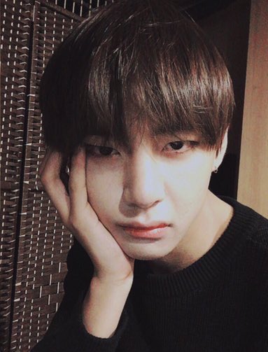 burgertaeking's tweet photo. "He's really beautiful, and that's why I love him."

#ARMYSelcaDay ✨ https://t.co/gF8TXiuBm3