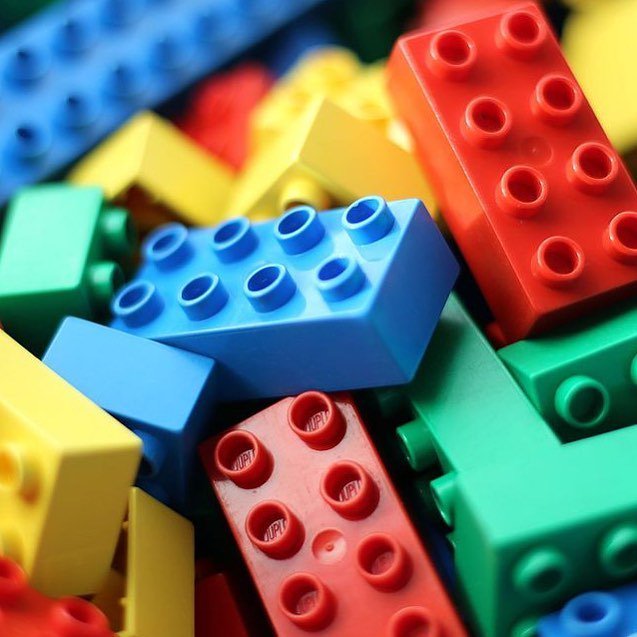 colearning_gr's tweet photo. What do legos have to do with programming?  Kendell Joseph from Elevator Up, our Intro to Programming co-instructo… https://t.co/Dy4EszOmoh https://t.co/GCtTxKdK7N