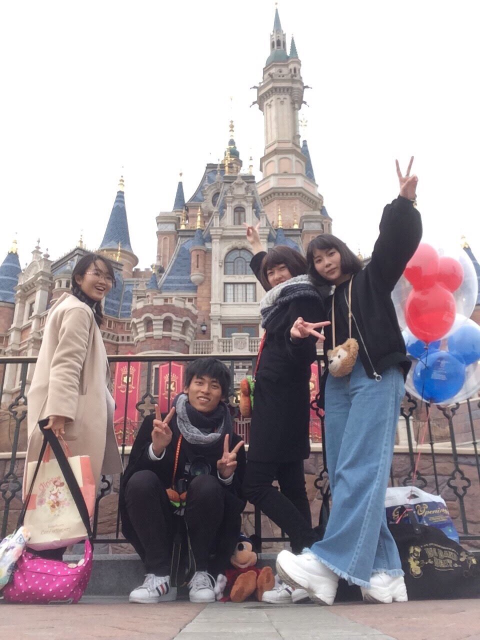 うえすぎ 次はこの4人で香港ディズニーだー 謎メン ある意味いつメン なんだこれ 自撮り棒とアイパッドだれか持ってきて T Co Cciamelqeh Twitter