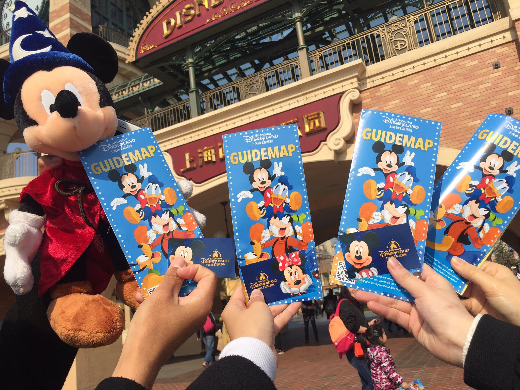 うえすぎ 次はこの4人で香港ディズニーだー 謎メン ある意味いつメン なんだこれ 自撮り棒とアイパッドだれか持ってきて T Co Cciamelqeh Twitter