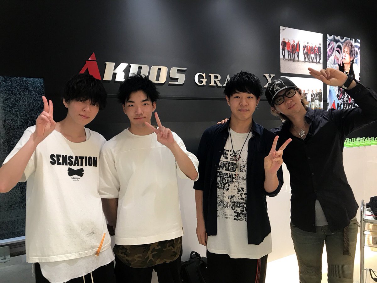 6reYnIr4DXQ8qvI's tweet photo. 日曜に多田カズマさんに切ってもらった!となりは友人と松本さん
#アクロス #grandx #多田カズマ #イケメン https://t.co/PnPkTAUO92