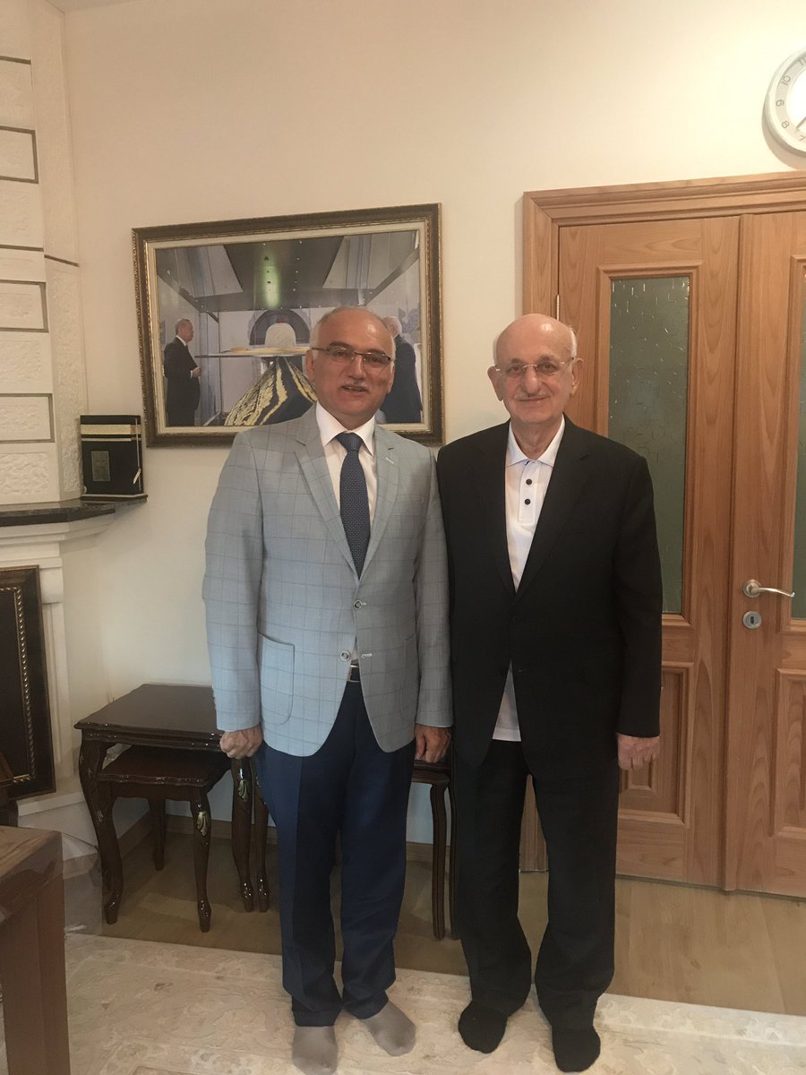 TBMM Başkanı Saygıdeğer abimiz İsmail KAHRAMAN beyi evinde ziyaret ettik.      Kendilerine Rabbimden hayırlı, sağlıklı ömürler diliyorum.