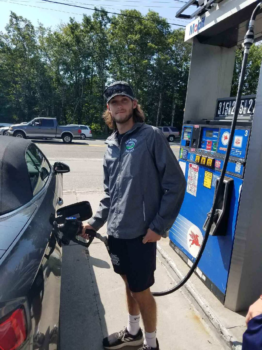 AustinRoy4's tweet photo. @taseahawksehl @TACapeCod @EHL_Hockey #communityservice https://t.co/ETcP7WoJ1n