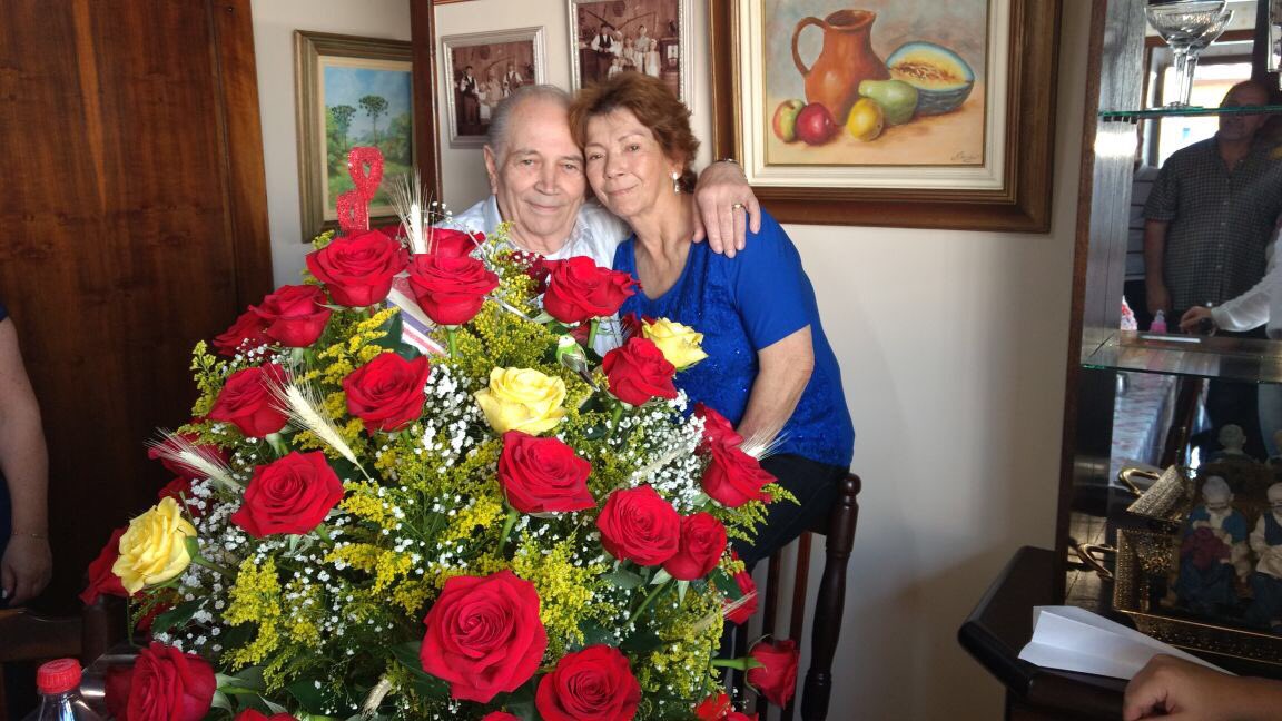marcellyleandro's tweet photo. A tradição da minha família é dar uma rosa a cada ano de namoro/casado. Hj meus avós fazem 58 anos de casados e são 58 rosas. 
Meu orgulho❤️ https://t.co/tqPft0i7nY