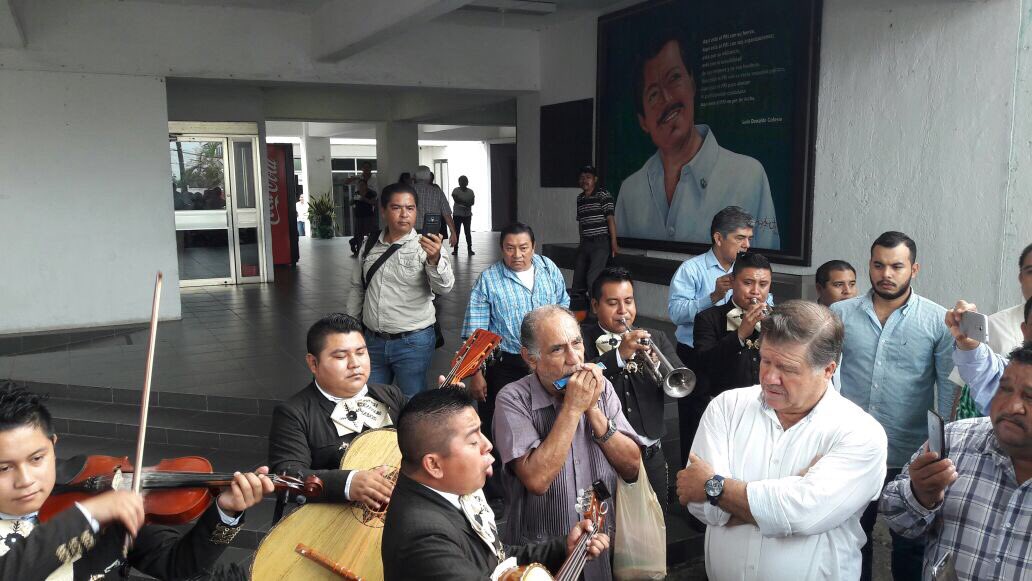 ndetabasco's tweet photo. Cuco dice adiós con al Tricolor.
Con mariachis y cohetes se despide @Cuco2018 del PRI; renunció a toda una vida en el partido. https://t.co/3AcZdKJw6Q
