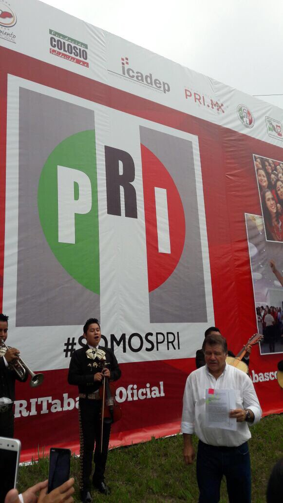 ndetabasco's tweet photo. Cuco dice adiós con al Tricolor.
Con mariachis y cohetes se despide @Cuco2018 del PRI; renunció a toda una vida en el partido. https://t.co/3AcZdKJw6Q